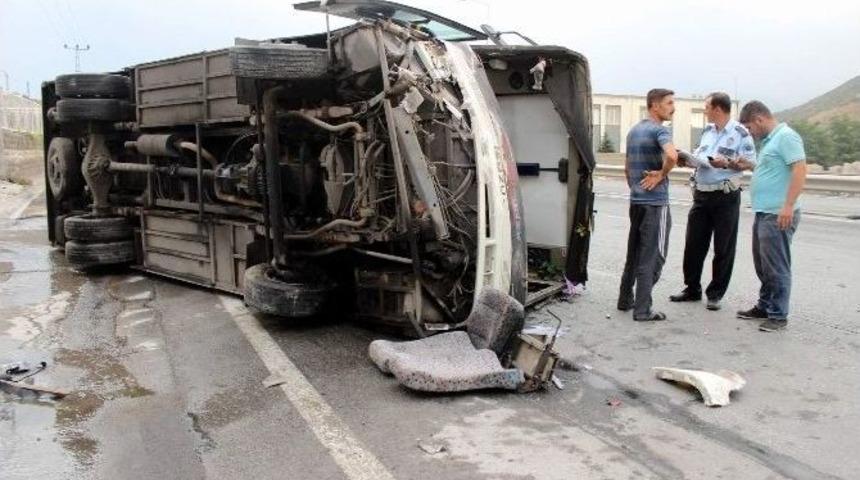 Kayseri&rsquo;de Minib&uuml;s Devrildi: 5 Yaralı