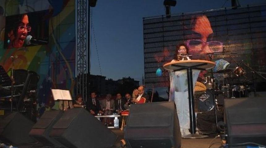 &Uuml;nl&uuml;lerin Seslendirdiği Kitabı G&ouml;rme Engelliler Dinleyecek