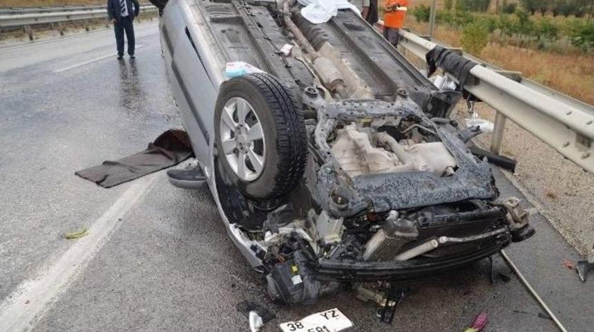 Boz&uuml;y&uuml;k&rsquo;te Trafik Kazası: 1 &Ouml;l&uuml;, 1 Yaralı