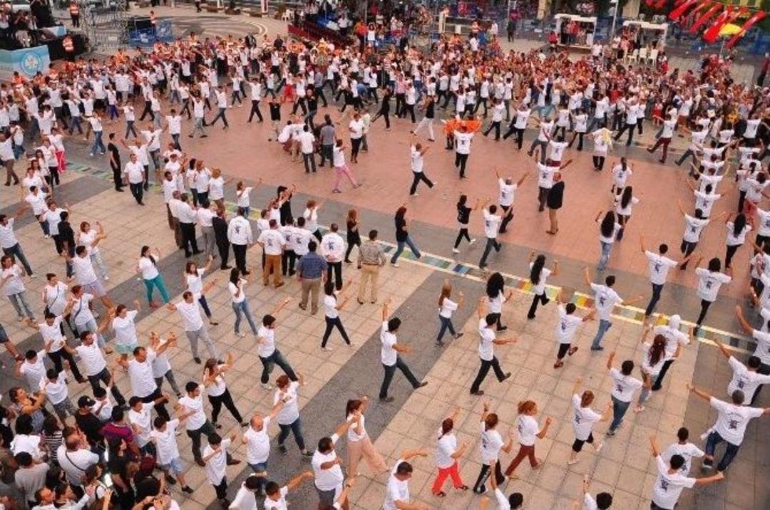 Y&uuml;zlerce Manisalı Yağmur Altında Harmandalı Oynadı