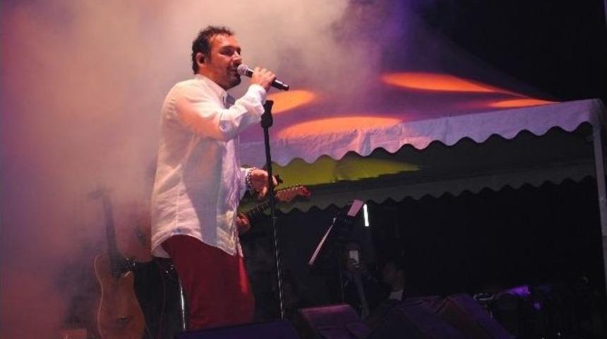 &Uuml;nl&uuml; Sanat&ccedil;ı Yaşar, &lsquo;beylikd&uuml;z&uuml; Barış Ve Sevgi Buluşmaları&rsquo;nda Sahne Aldı