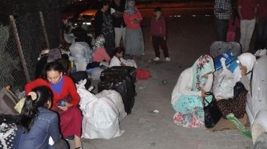 Yolcu Otob&uuml;s&uuml;n&uuml;n Yakıtı Ka&ccedil;ak &Ccedil;ıkınca Yolcular Saatlerce Diğer Otob&uuml;s&uuml; Bekledi