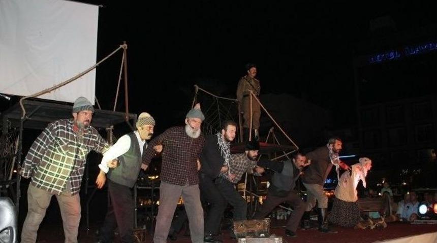 Kuşadası&rsquo;nda Kurtuluş Etkinlikleri Tiyatro G&ouml;sterisiyle Sona Erdi