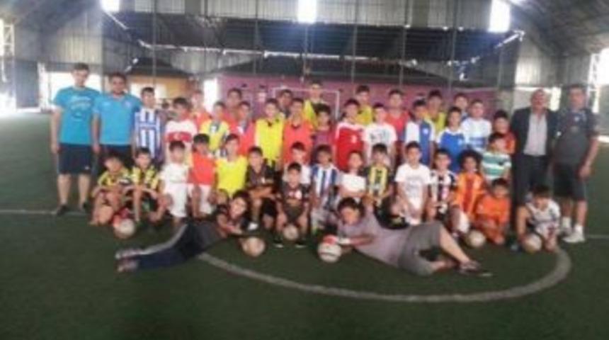 Paland&ouml;ken Futbol Okulu B&uuml;y&uuml;k Kul&uuml;plere Futbolcu Yetiştirmeye Devam Ediyor