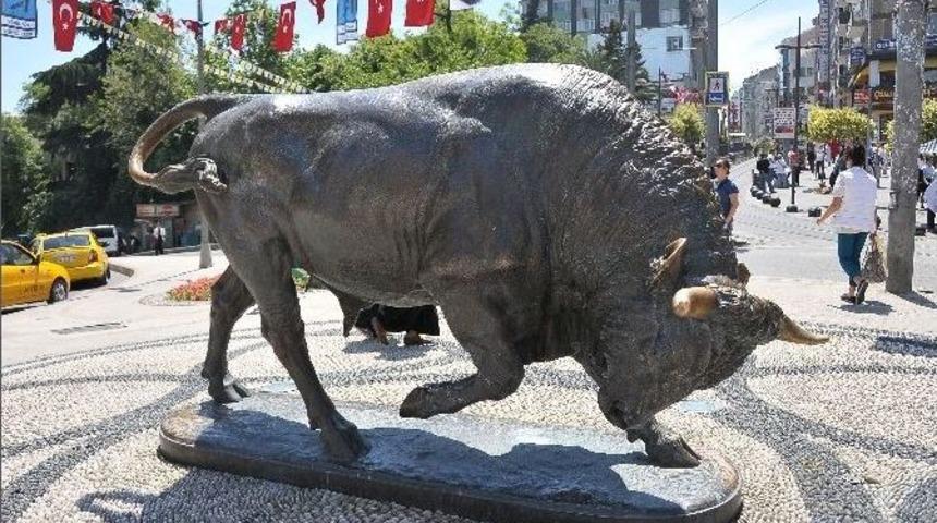 Kadık&ouml;y&rsquo;&uuml;n Simgesi Boğa Heykeli 150 Yaşında