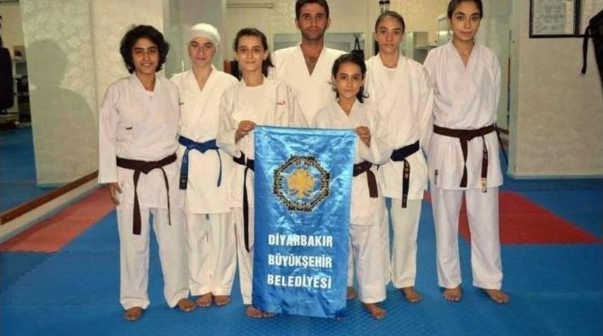 Diyarbakır B&uuml;y&uuml;kşehir Belediyespor Karate&rsquo;de Başarıdan Başarıya Koşuyor