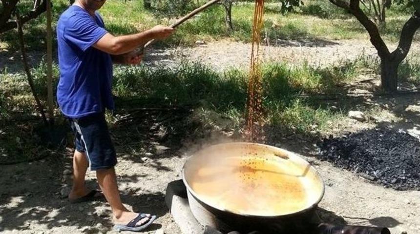 Pekmez Yapma Geleneği Mut&rsquo;ta Devam Ediyor