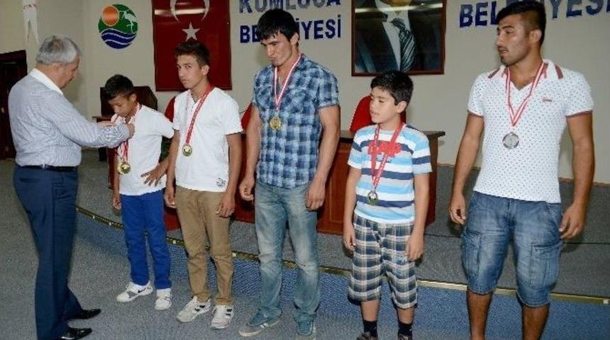 Kumluca Belediyesi G&uuml;reş&ccedil;ileri Altınla &Ouml;d&uuml;llendirildi