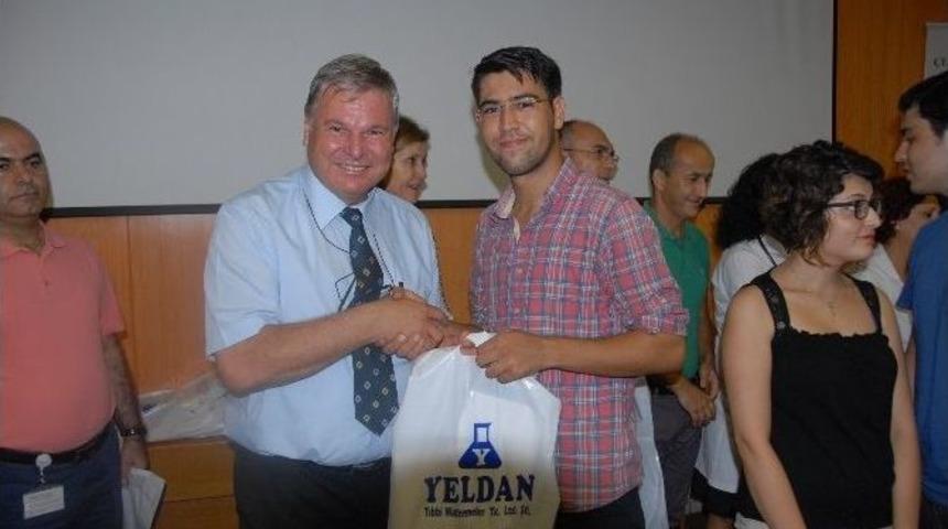 İşadamı Yeldan&rsquo;dan Tıp Fak&uuml;ltesi &Ouml;ğrencilerine Steteskop