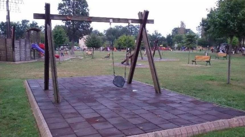 Oyun Parkına Zarar Verdiler