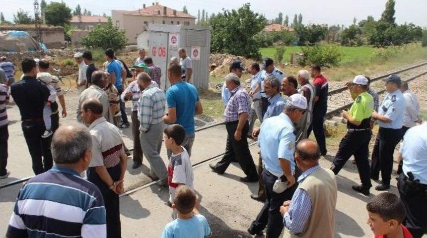 Mahalle Halkından Yol Kapatma Eylemi