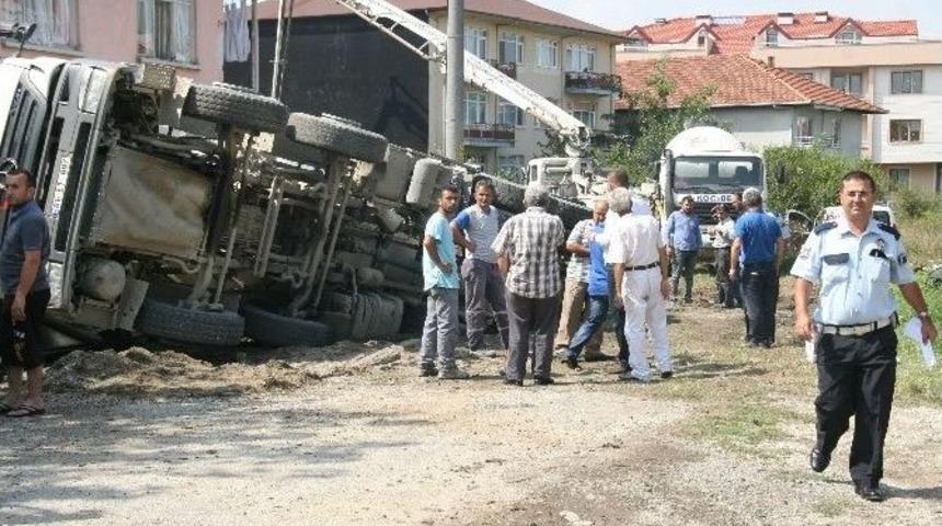 Beton Mikseri Evin Bah&ccedil;esine Devrildi