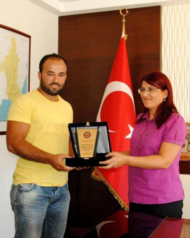 Kaymakam Baştürk, Başpehlivan Okulu'ya Plaket Verdi