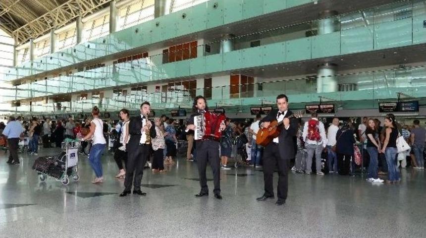 Adnan Menderes Dış Hatlar Terminali&rsquo;nin A&ccedil;ılış Yıld&ouml;n&uuml;m&uuml;ne Coşkulu Kutlama