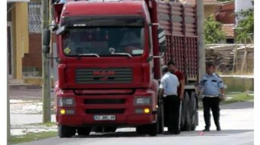 Kamyonun &Ccedil;arptığı &Ccedil;ocuk Yaralandı