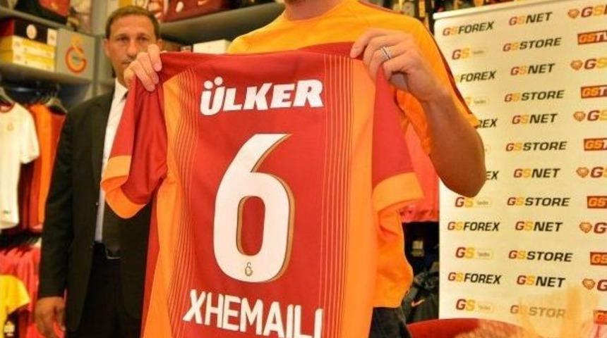 Galatasaray&rsquo;ın Yeni Transferi Dzemaılı Taraftarlara İmza Dağıttı