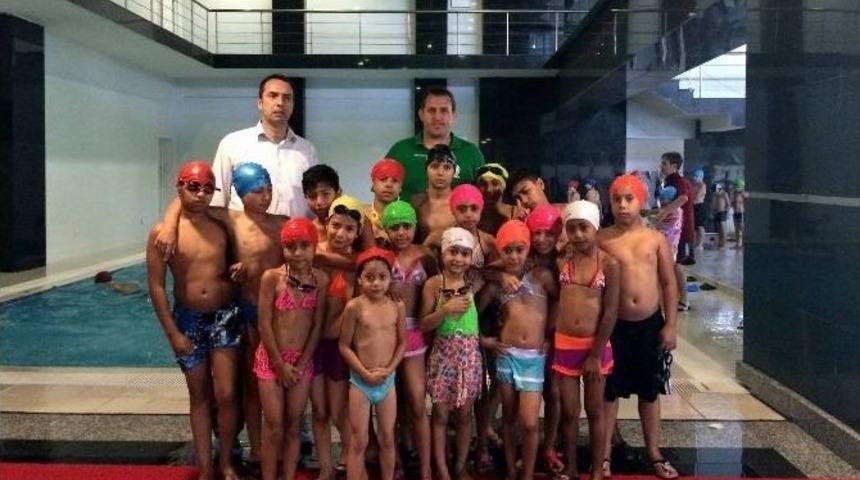 Roman &Ccedil;ocukların Y&uuml;zme Keyfi