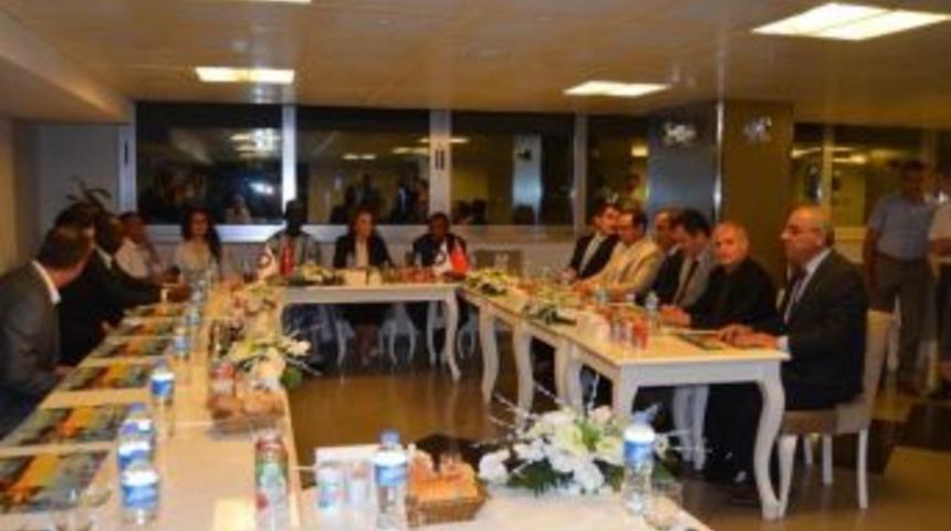 İzmir İl M&uuml;d&uuml;rleri Nijer Heyetine Sunum Yaptı