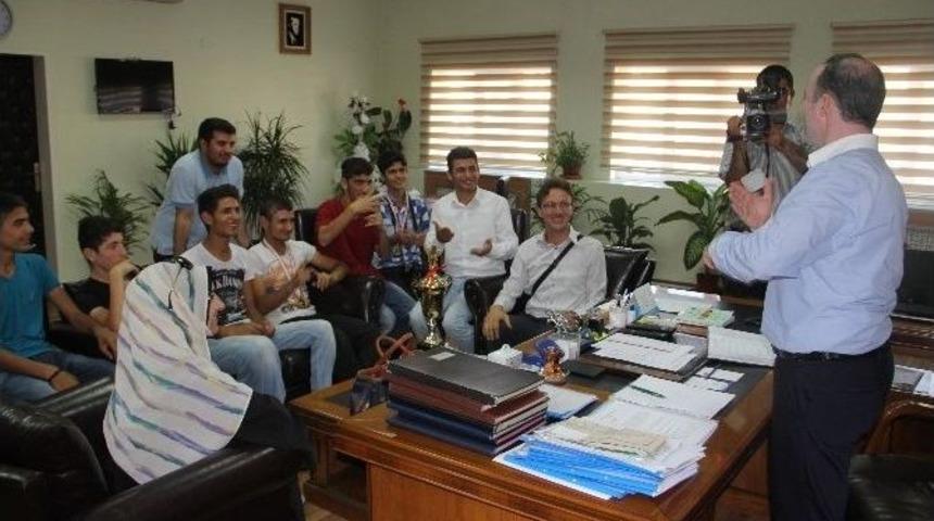 Engelli Sporcular Kupalarını Başkan Özgökçe’ye Takdim Ettiler