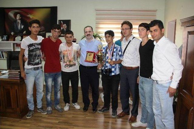 Engelli Sporcular Kupalarını Başkan Özgökçe’ye Takdim Ettiler