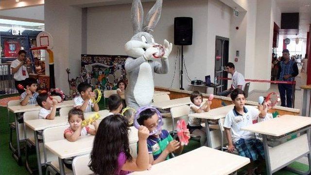 Bugs Bunny, Tazmanya Canavarı Ve Silvester Forum Gaziantep’te Yüzlerce Hediye Dağıttı