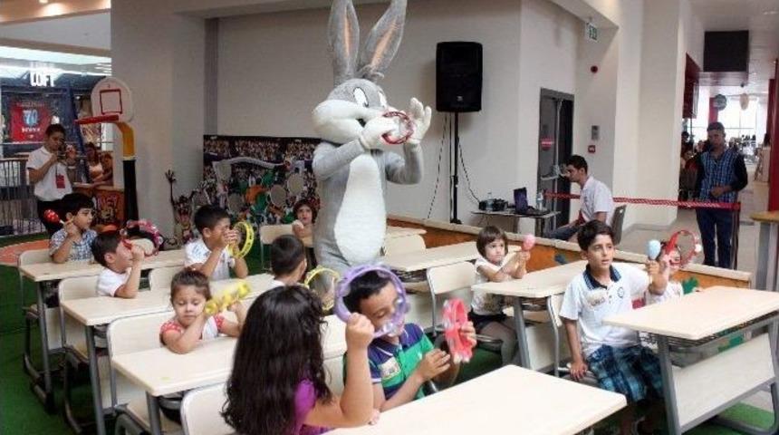 Bugs Bunny, Tazmanya Canavarı Ve Silvester Forum Gaziantep&rsquo;te Y&uuml;zlerce Hediye Dağıttı