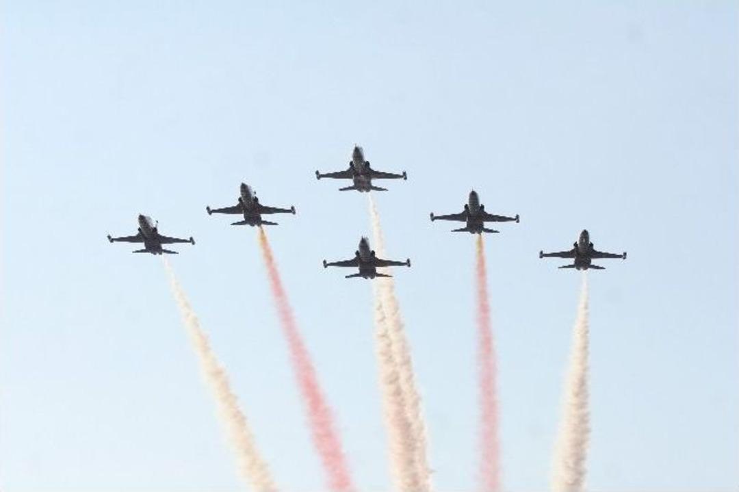 T&uuml;rk Yıldızları&rsquo;ndan İzmir&rsquo;de Nefes Kesen G&ouml;steri