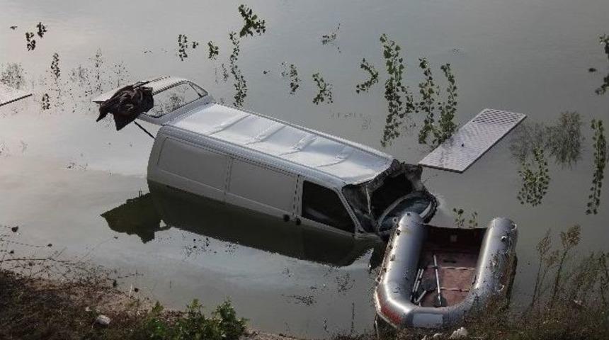 Sakarya&rsquo;da Minib&uuml;s Nehre U&ccedil;tu: 2 Yaralı