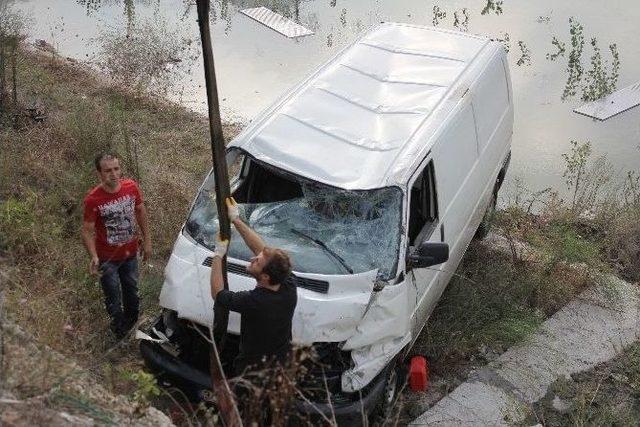 Sakarya’da Minibüs Nehre Uçtu: 2 Yaralı