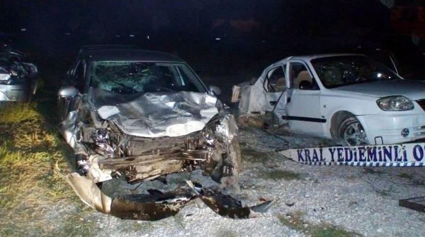 Ereğli&rsquo;de İki Otomobil &Ccedil;arpıştı: 1 &Ouml;l&uuml;, 8 Yaralı