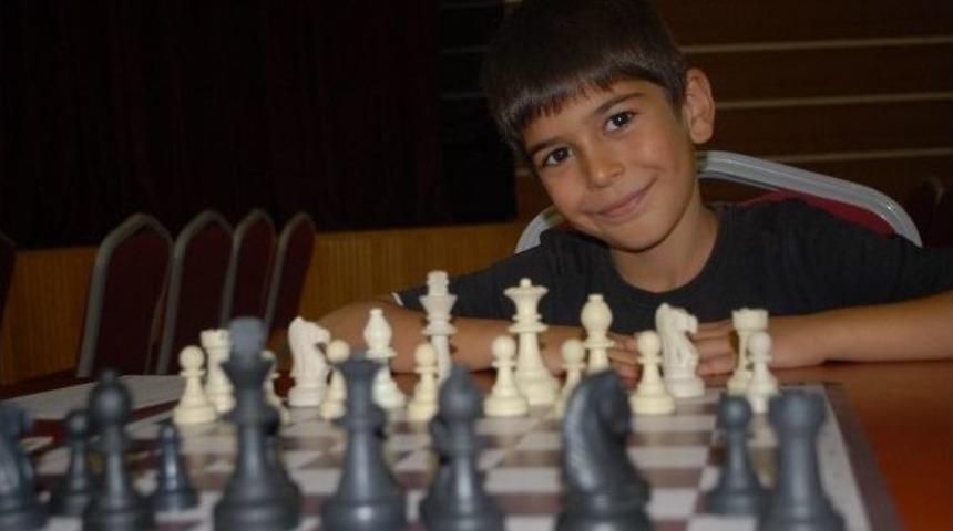 Burdur G&ouml;l&uuml;&rsquo;ne Dikkat &Ccedil;ekmek İ&ccedil;in Satran&ccedil; Turnuvası D&uuml;zenlendi