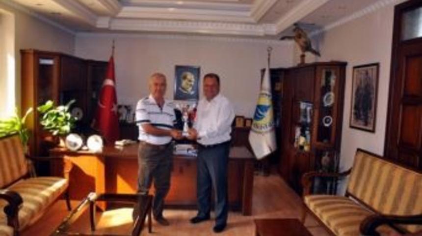 Kurtuluş Kupasını Başkan Din&ccedil;er&rsquo;e Hediye Ettiler