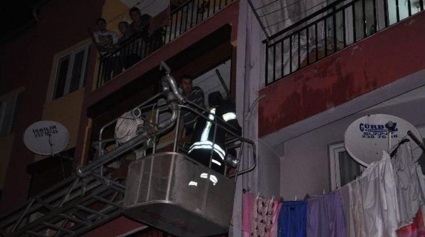 Balkona D&uuml;şen İzmarit &Ccedil;amaşırları Tutuşturdu