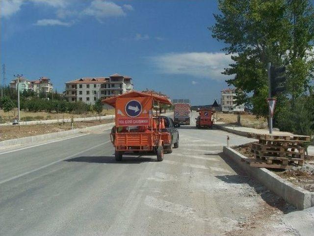 Korkuteli’nde Karayolları Ekiplerinin Yol Çalışmaları Devam Ediyor