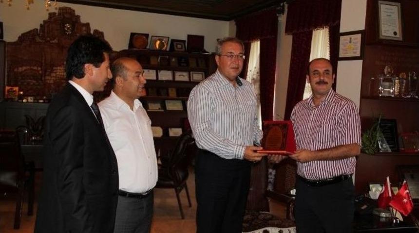 Sağlık İl M&uuml;d&uuml;r&uuml; &Uuml;nl&uuml;bay&rsquo;dan &Uuml;nver&rsquo;e Teşekk&uuml;r Plaketi