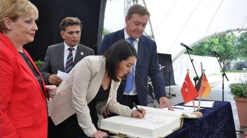 Nil&uuml;fer&rsquo;e Alman Kardeş