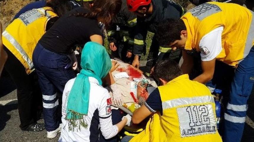 Şerit İhlali Kazaya Yol A&ccedil;tı: 5 Yaralı