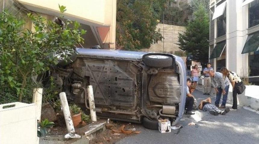 Freni Boşalan Otomobil Restoranın Duvarına &Ccedil;arptı