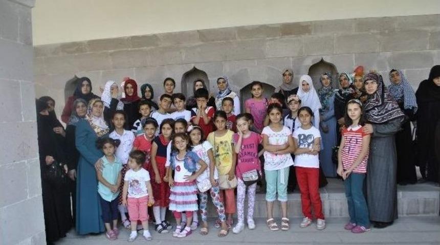 Yaz Okulu &Ouml;ğrencileri Tarihi Yerleri Gezdi