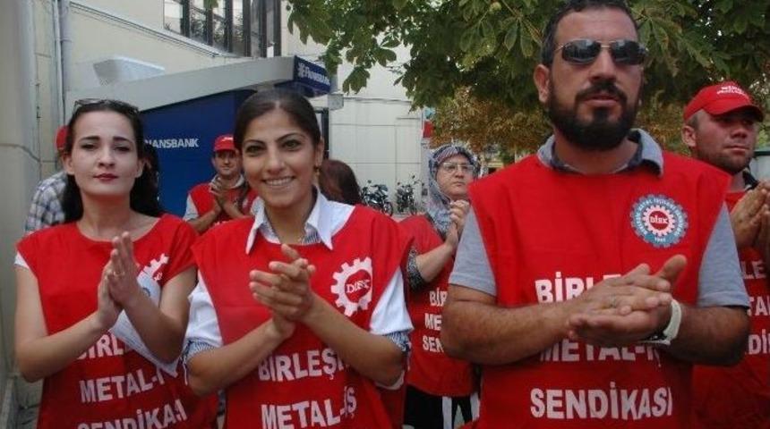 İşten Atılan İş&ccedil;ilerin Tepkisi S&uuml;r&uuml;yor