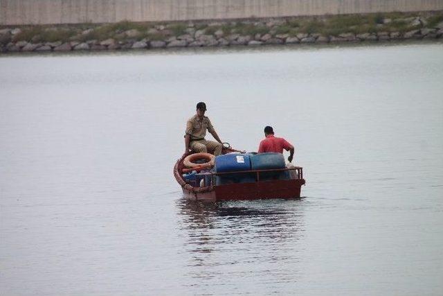 Balıkçı Teknesinde 3 Ton Kaçak Mazot Ele Geçirildi