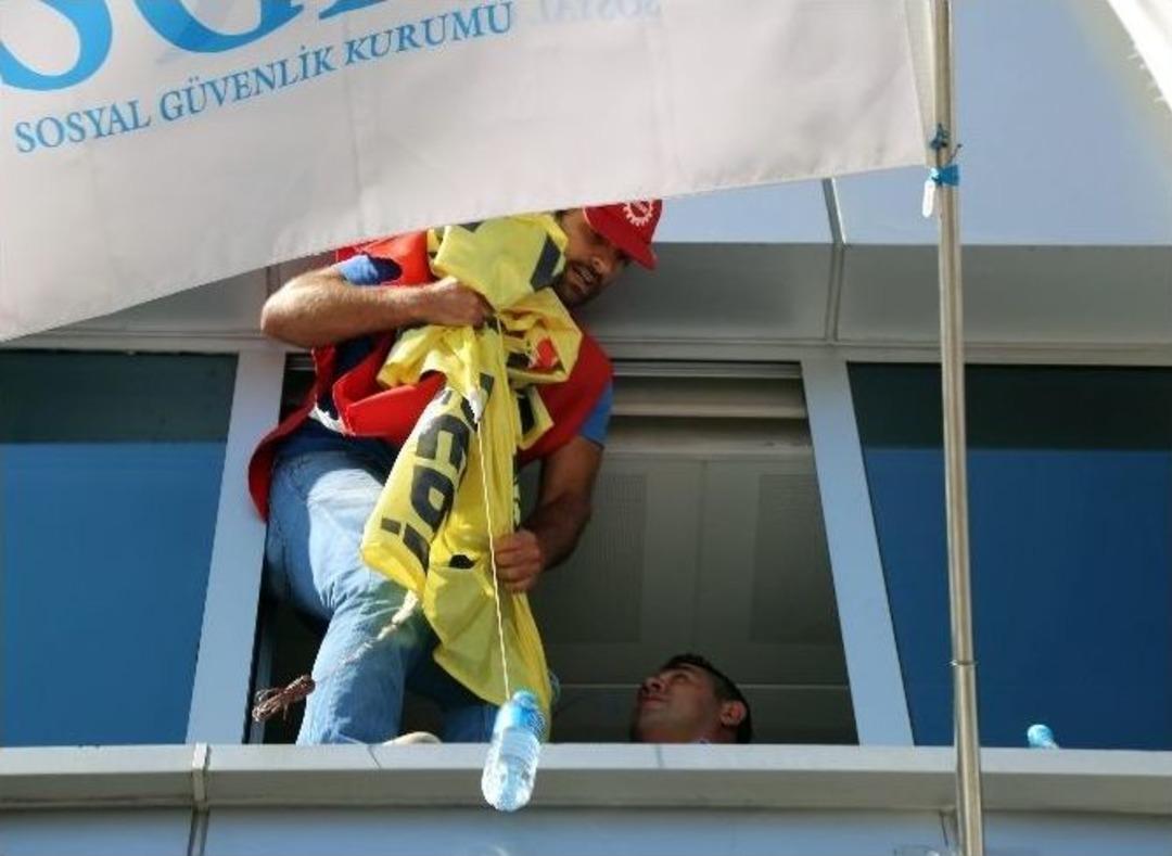 Sgk Binasını İşgal Eden 15 Eylemci G&ouml;zaltına Alındı