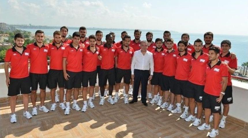 Başkan B&ouml;cek&rsquo;ten Konyaaltı Belediyespor&rsquo;a Moral