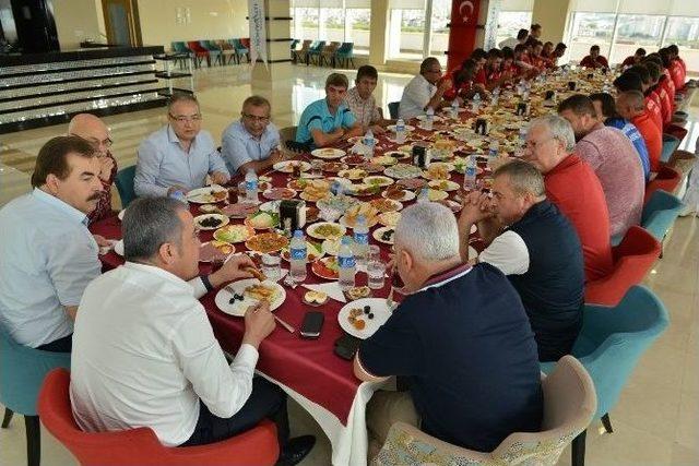 Başkan Böcek’ten Konyaaltı Belediyespor’a Moral