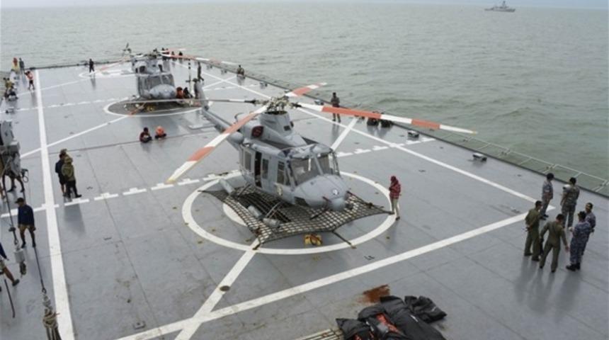 D&uuml;şen Malezya u&ccedil;ağının yolcuları denizden ağlarla toplanıyor