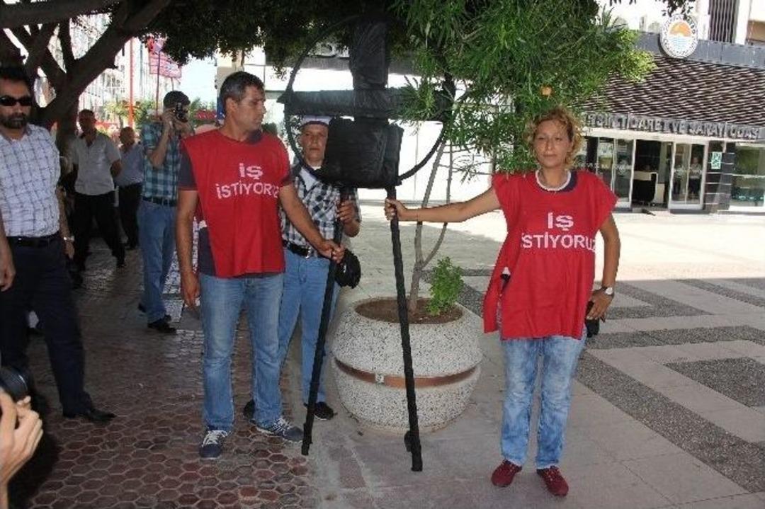 Mersin&rsquo;de Parkomat &Ccedil;alışanlarının Siyah &Ccedil;elengine Polis Engeli