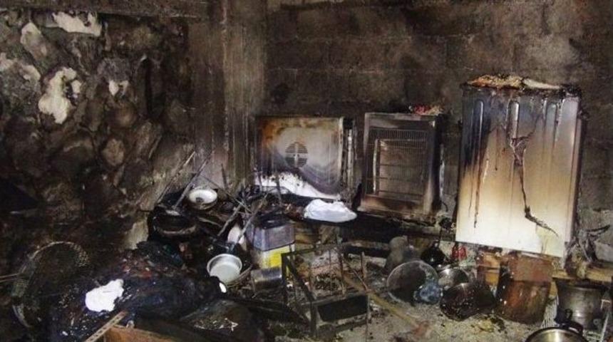 &Ccedil;ınar&rsquo;da Bir Ev K&uuml;l Oldu