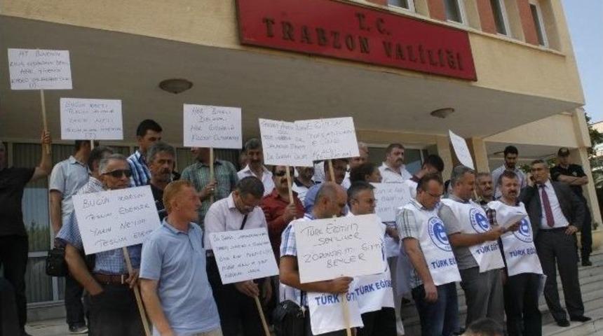 Kamu &Ccedil;alışanları Sorunlarını Valilik Kapısında Dile Getirdi