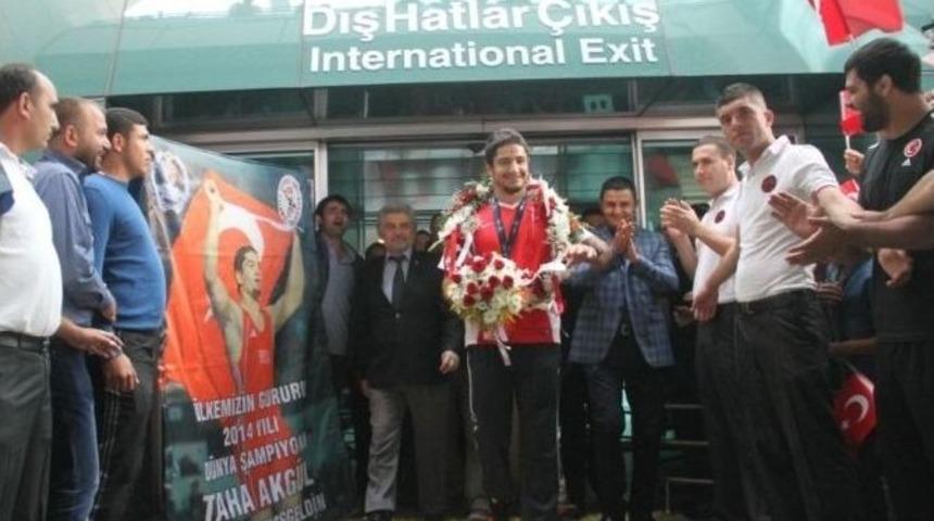 Altın Adam Taha Akg&uuml;l&rsquo;e Davullu Zurnalı Karşılama