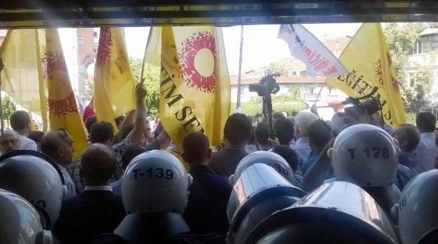 &Ouml;ğretmenlerin Protestosunda Olaylar &Ccedil;ıktı